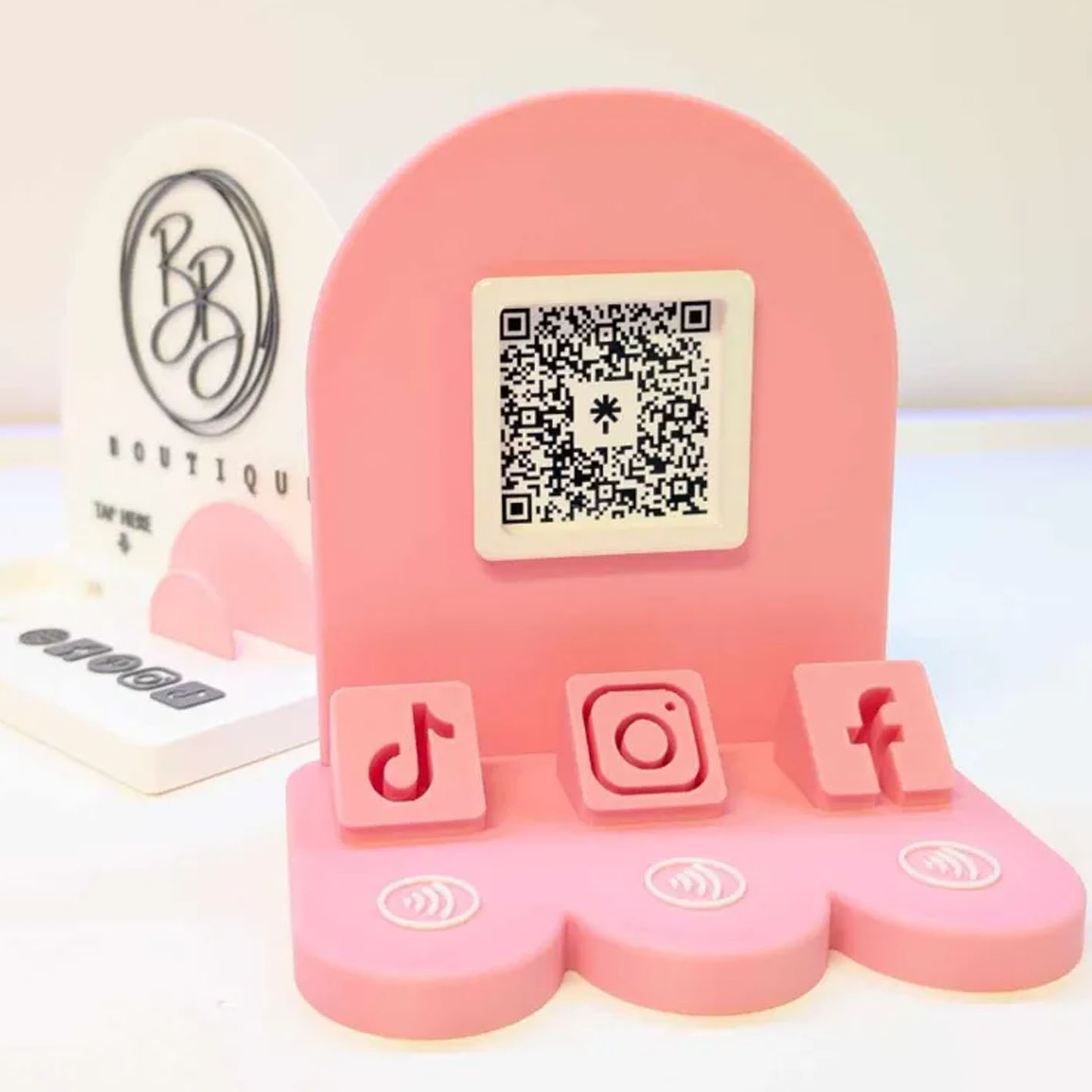 Exhibidor personalizado con código QR y redes sociales